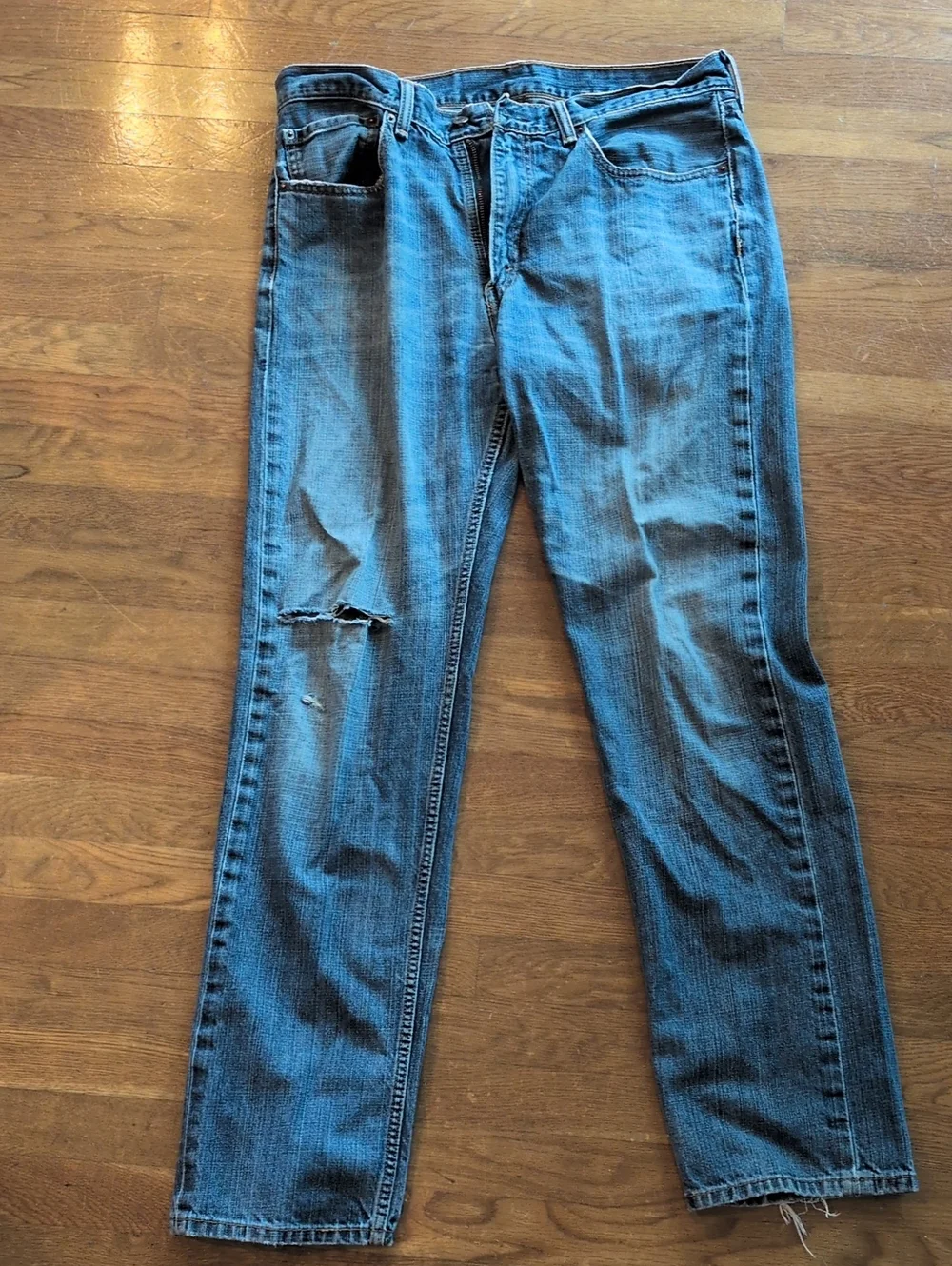 Levi's 505 Men's Straight Jeans in Blue with Knee Rip